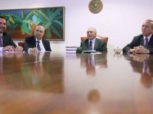 O-presidente-interino-Michel-Temer-reunido-com-ministros-antes-de-anunciar-a-meta-fiscal-de-2017